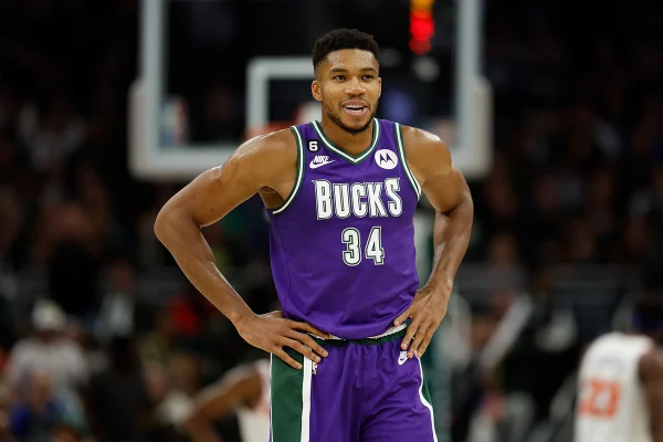Giannis Antetokounmpo brilha, Bucks batem Knicks e seguem 100% na NBA