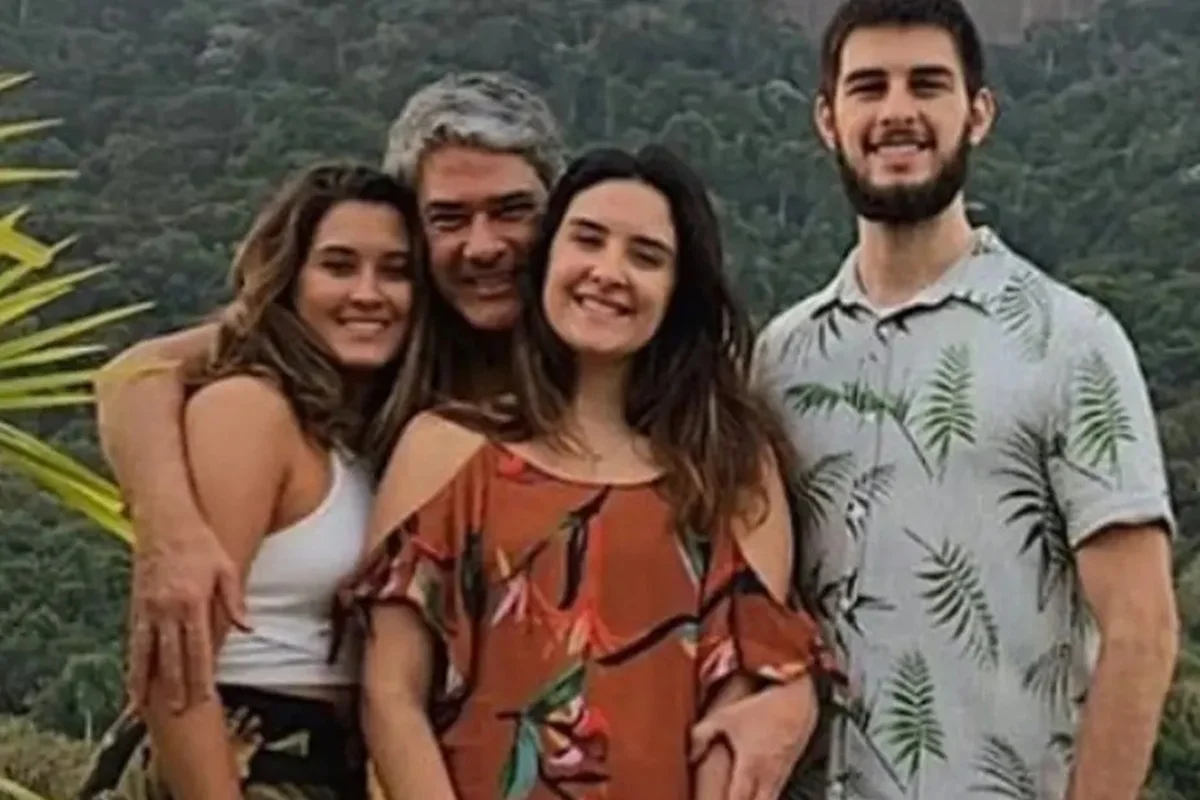 William Bonner e os trigêmeos posam juntos e sorridentes William Bonner e os trigêmeos posam juntos e sorridentes