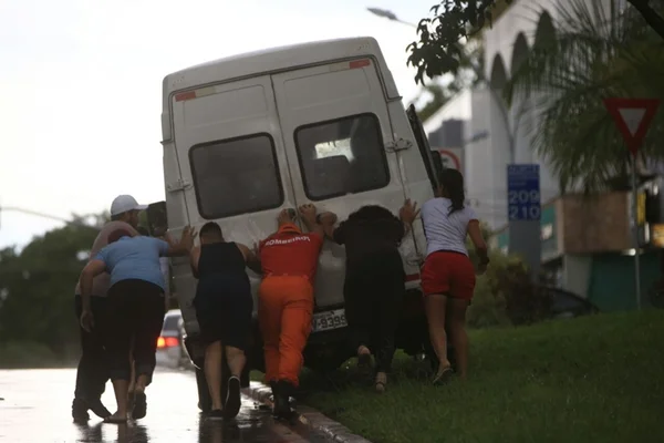 Chuva causa estragos na Asa Norte neste sábado (13/1)