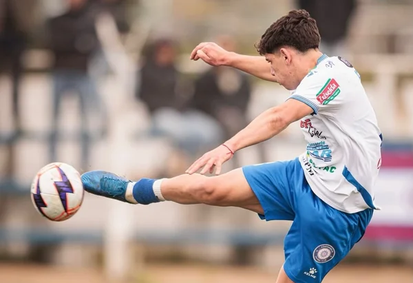 No Uruguai, chutão para fora do estádio causa colisão entre carros