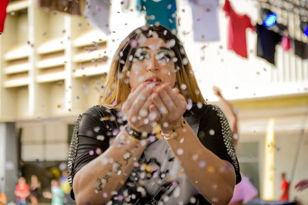 Bloco da Carmela faz o público pular no 2º dia de Carnaval do DF