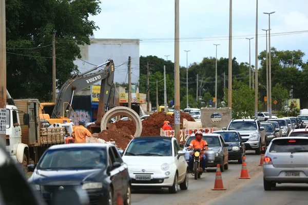 Cratera em avenida causa transtornos no trânsito do Areal