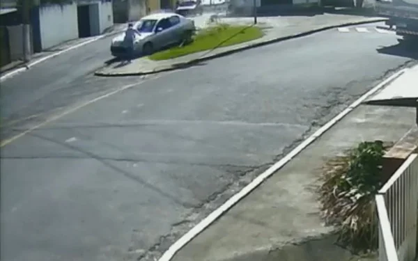 Vídeo: bandido atropela homem e arremessa pedestre ao fugir da polícia