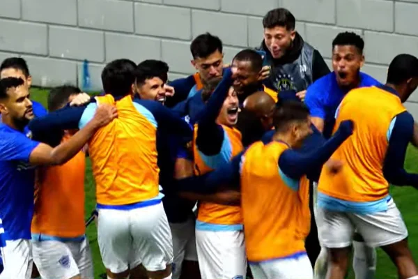 Jogadores do Cianorte comemoram gol, classificação para semifinais e subida à Série C contra o Cianorte, pela Série D