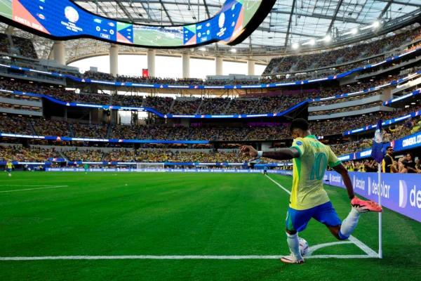 Imagem colorida de Vini Jr cobrando escanteio durante a Copa América- Metrópoles