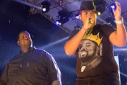 Péricles olha o filho, Lucas Morato, com admiração durante show