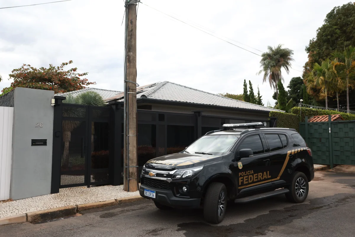 A Polícia Federal cumpre mandado de busca e apreensão na residência do advogado Willer Tomaz, em Brasília, nesta terça-feira (4).
A Polícia Federal cumpre mandado de busca e apreensão na residência do advogado Willer Tomaz, em Brasília, nesta terça-feira (4).