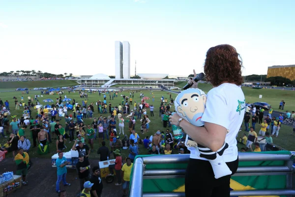 Movimentos oposicionistas protestam contra anulação do impeachment