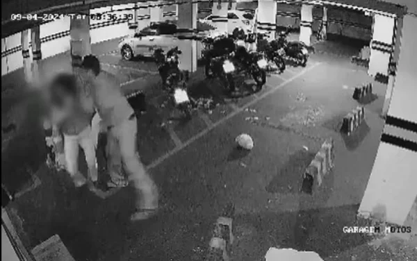 imagem colorida mulher agredida pelo ex-marido garagem predio