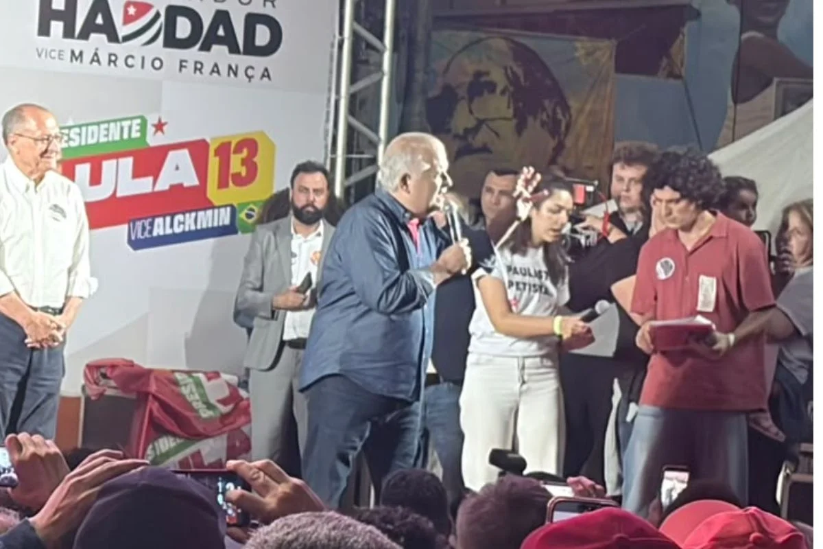 “É traíra”, diz Márcio França, vice de Haddad, em comício sobre Tarcísio