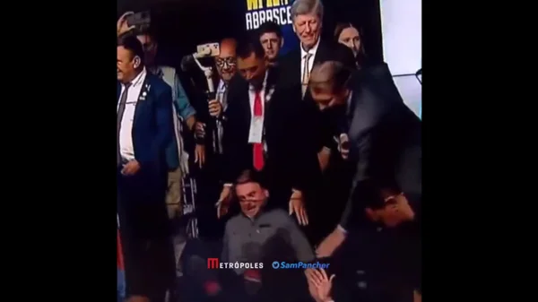 Vídeo: Bolsonaro leva tombo ao deixar palco de evento em Brasília