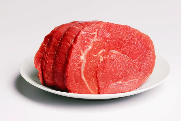 Foto colorida de carne vermelha crua em prato - Metrópoles