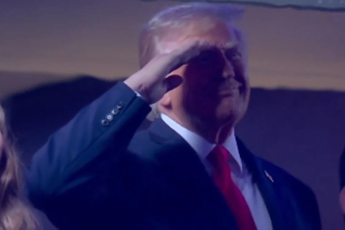Trump é vaiado durante execução do hino em jogo da NBA Trump é vaiado durante execução do hino em jogo da NBA