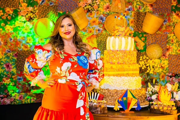 Juliana Amaral comemora aniversário com animada festa de São João