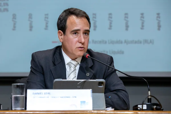 Imagem colorida do secretário do Tesouro Nacional, Daniel Cardoso Leal