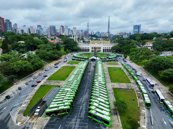Fotografia colorida mostrando vários ônibus elétricos-Metrópoles