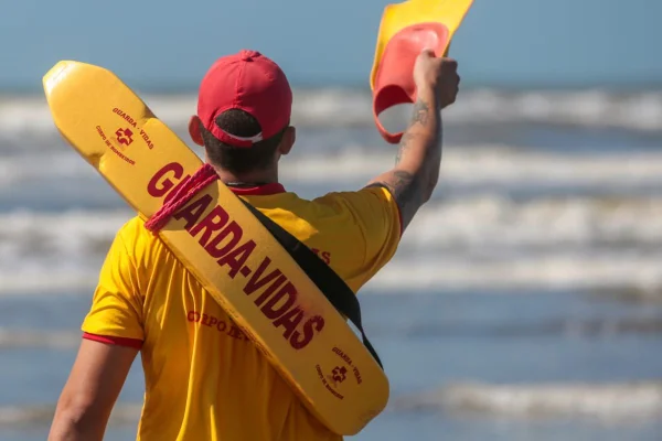 Grupamento de Bombeiros Marítimo registra 64 afogamentos, 113 pessoas salvas e 7 pessoas mortas no litoral de São Paulo - Metrópoles