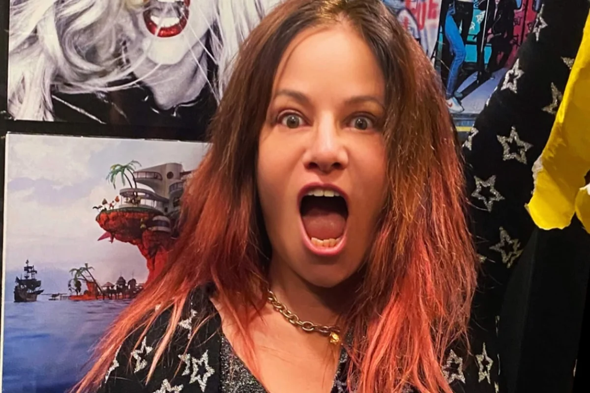 Jennifer Finch, da banda L7, faz pose divertida para as redes sociais Jennifer Finch, da banda L7, faz pose divertida para as redes sociais