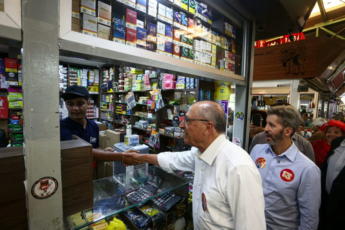 Alckmin e Leandro Grass em corpo a corpo com apoiadores Alckmin e Leandro Grass em corpo a corpo com apoiadores