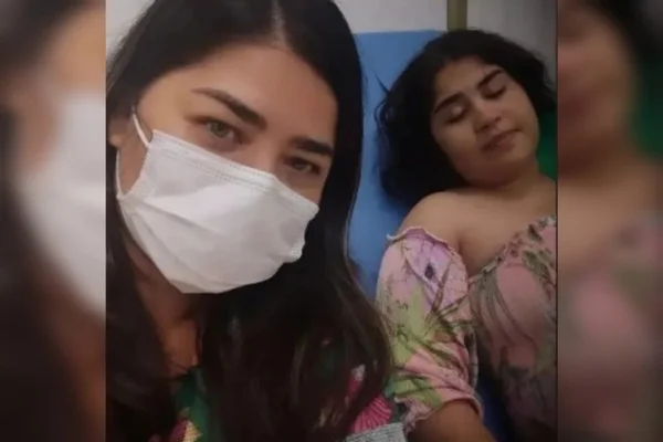 Mãe e filha são diagnosticadas com câncer com 20 dias de diferença A fonoaudióloga Heliana Barbary descobriu um câncer de mama no início de março e sua filha, Emannuele, tem um tumor raro entre os pulmões