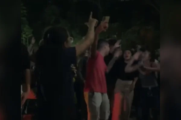 Membros da Juventude do Partido Novo em Minas reclamam de terem sido retirados de evento da Erika Hilton sob gritos de ordem, hostilidade e empurrões
