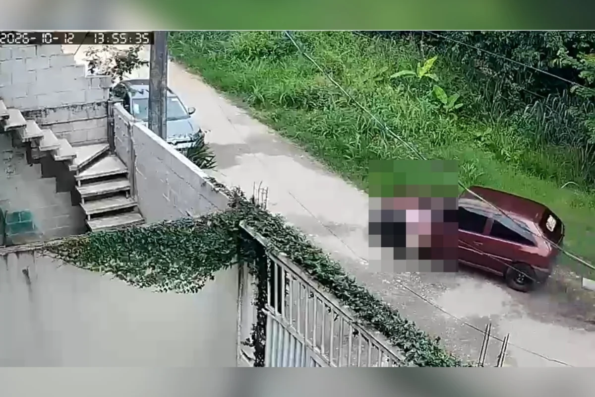 Imagem chocante: câmera flagra homem arrastando companheira com carro no RJ