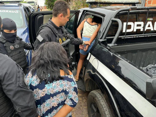 mulher e idosa sendo presa