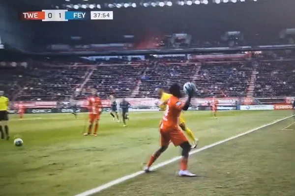 Jogador se irrita com catimba e tenta acertar bolada em goleiro; veja