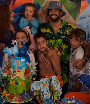 Pedro Scooby, os filhos e a esposa comemoram os 2 anos de Aurora