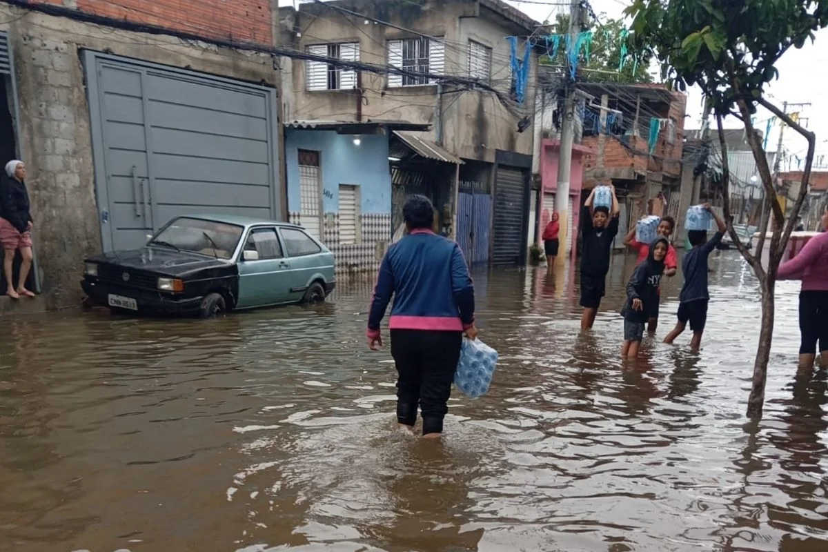 Moradores do Jd. Pantanal enfrentam alagamento há dias Moradores do Jd. Pantanal enfrentam alagamento há dias