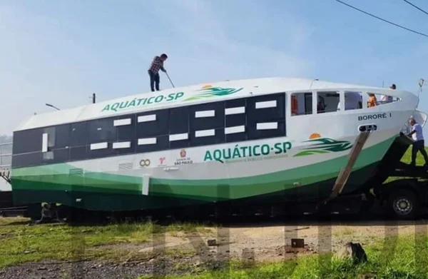 Imagem mostra embarcação à beira de represa; barco é parte do projeto Aquático SP, da empresa Transwolff - Metrópoles