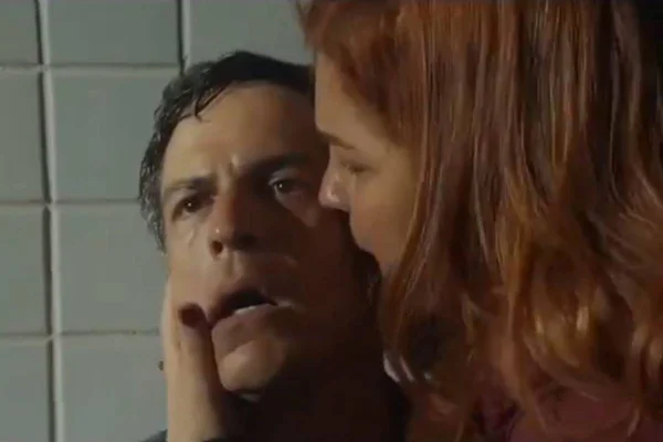 foto colorida dos personagens helena e jonas - metrópoles