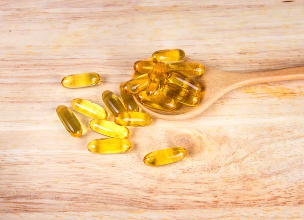 Imagem colorida mostra uma colher com capsulas de vitamina D - Metrópoles