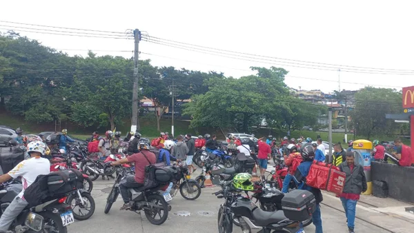 imagem colorida mostra protesto de motociclistas entregadores de delivery em São Paulo - Metrópoles