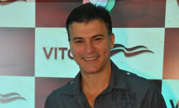Após foto de beijo, ator Leonardo Vieira desabafa contra homofobia