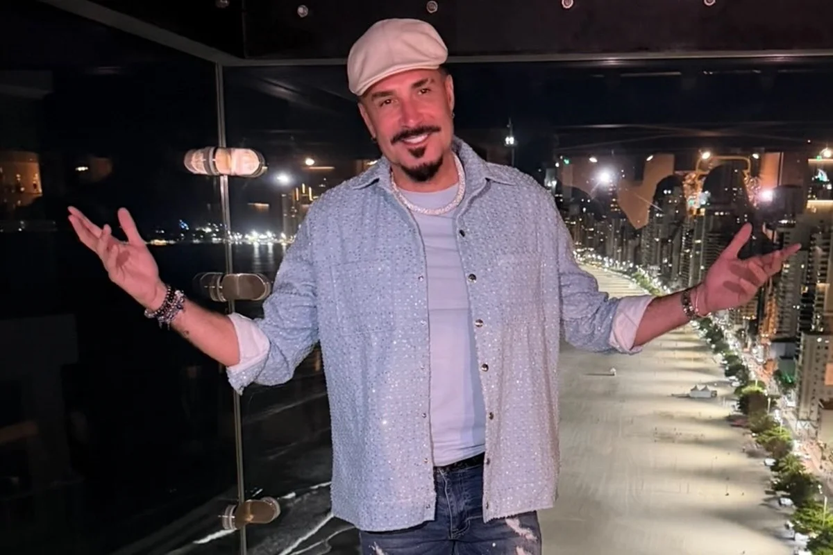 Latino é visto em clima de intimidade com moça durante show e se manifesta