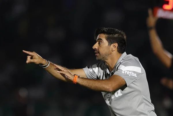 Imagem colorida de Abel Ferreira - Metrópoles