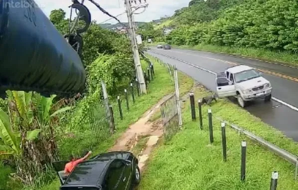 Vídeo: PM reage a tentativa de assalto e atinge um criminoso na Bahia