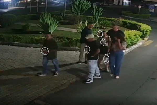 pessoas deixando festa com copos na mão
