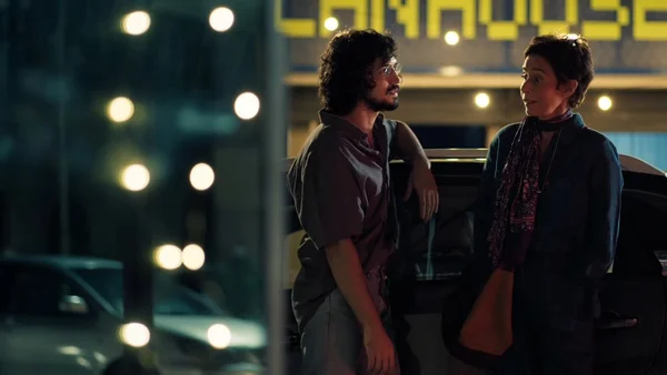 Rebeca (Andrea Beltrão) e Felipe (Gabriel Leone) em Um Lugar ao Sol