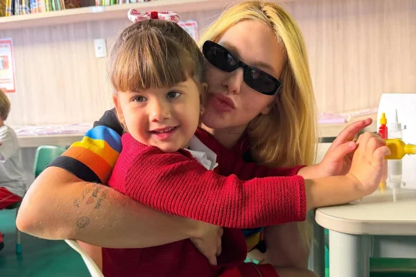 Virginia visita escola da filha mais velha, Maria Alice, 4 anos, e recebe surpresa de Dia das Mães