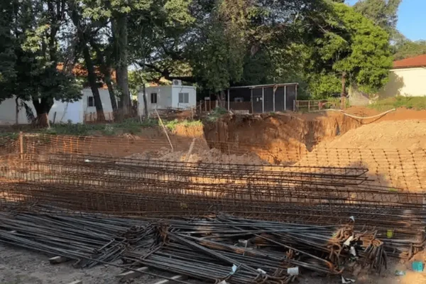 Imagem colorida de área de obra onde trabalhador foi encontrado soterrado após desmoramento de solo - Metrópoles
