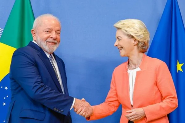 Foto colorida de Lula e Ursula von der Leyen