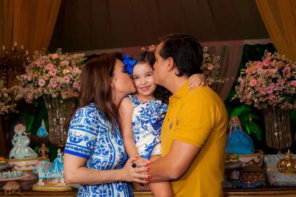 Isabela Lira e Arthur Cezar celebram os 6 anos de Victória