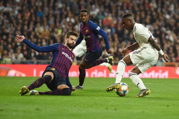 Piqué elogia Vini Jr. antes do clássico: “Um dos melhores do mundo”