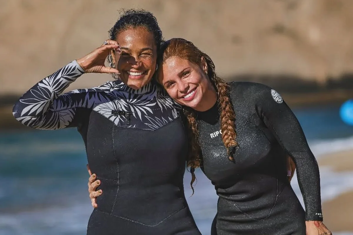 Márcia Gama Nepomuceno e Fernanda Valença posam juntas na praia Márcia Gama Nepomuceno e Fernanda Valença posam juntas na praia