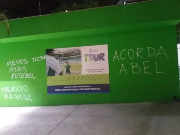 Muro do Palmeiras é pichado com cobranças a Abel, Galiotte e jogadores