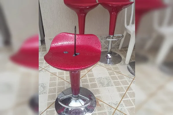 Banqueta quebra e pedaço de ferro fere mulher durante festa de Natal