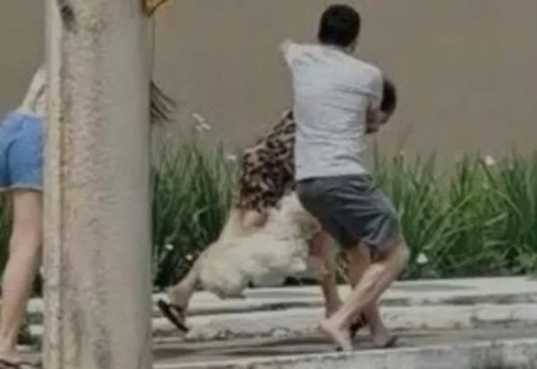 Vídeo. Jovem bate em idosa após briga por causa de cachorro em Águas Claras
