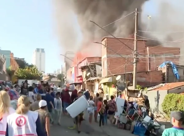 A corporação montou três frentes de combate ao fogo: na Avenida Roberto Marinho, na Rua Gutemberg e na Rua Cristóvão Pereira
